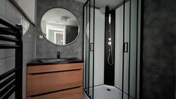 Een haardroger, handdoeken, toiletpapier