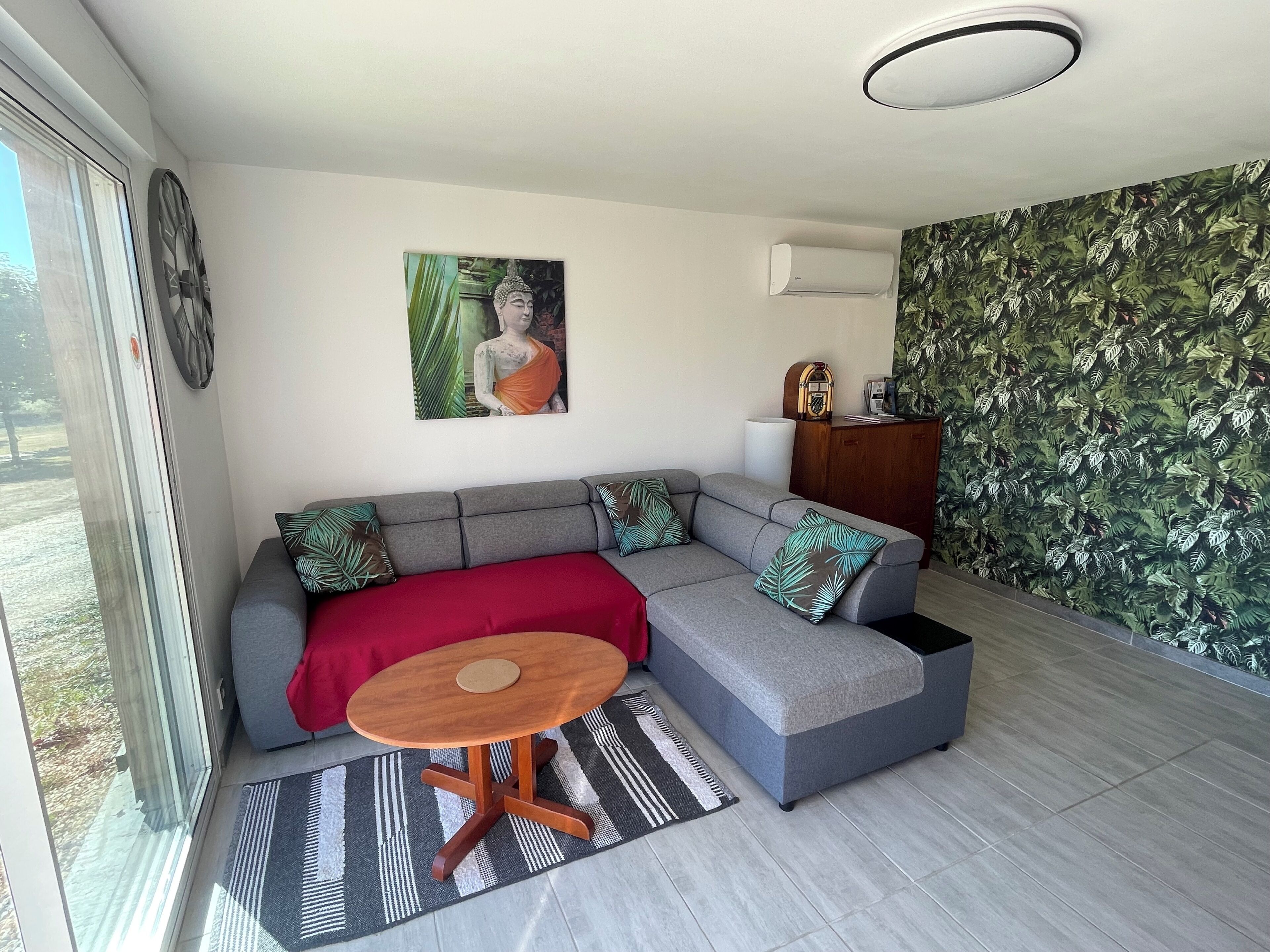 Smart TV, books, stereo