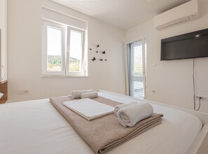 House (Three Bedroom Holiday Home) - Holiday Home Iva (Bilice)