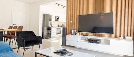 Talo (Three Bedroom Holiday Home) | Olohuone | 32–tuumainen taulutelevisio, jossa satelliittikanavat