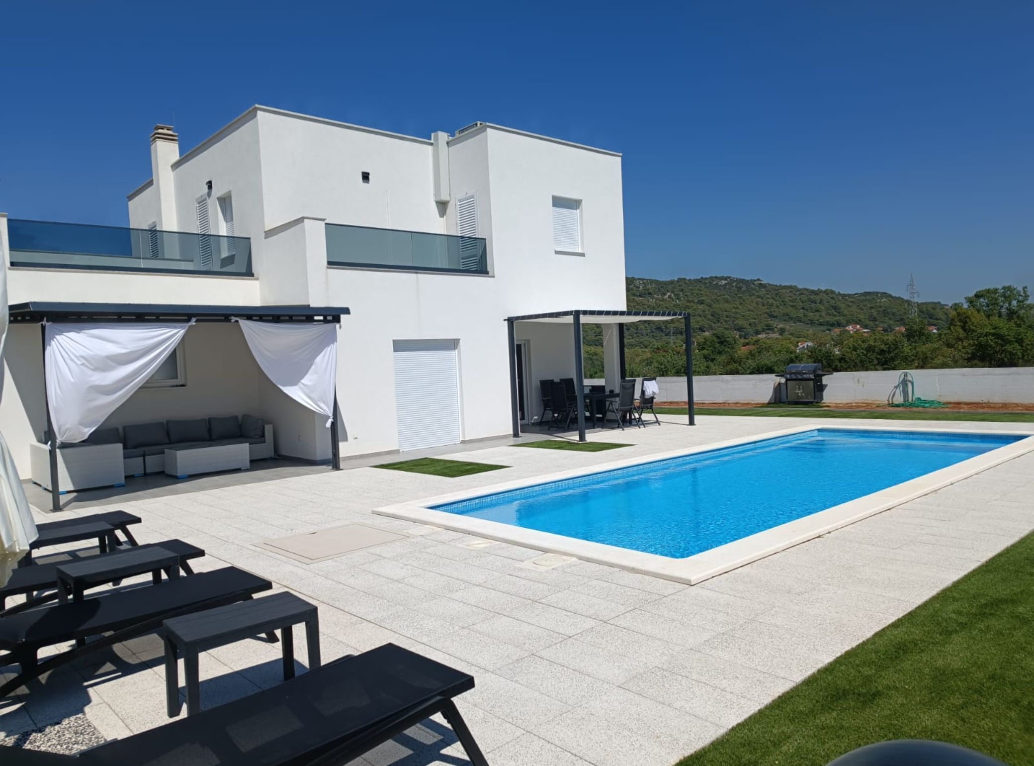 House (Three Bedroom Holiday Home) | Outdoor pool