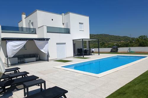 House (Three Bedroom Holiday Home) | Outdoor pool