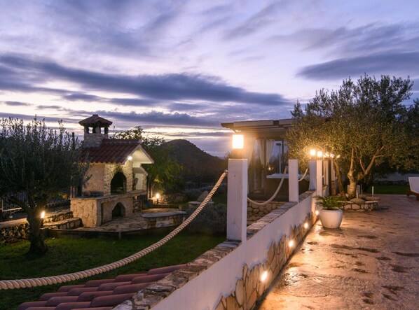 Villa (Vila Ive winter spa Podumci) | Exterior