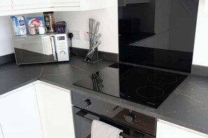 Horno, parrilla de estufa, tetera eléctrica y utensilios de cocina 