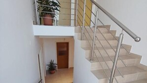 A staircase with metal railings and beige steps. - Villa Anita (Unesic)