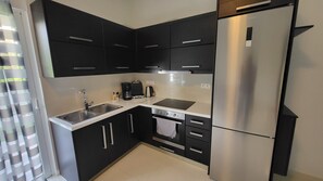 Fridge, oven, stovetop, coffee/tea maker