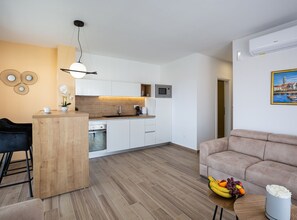 Căn hộ (Penthouse Apartment A5) | Phòng khách | TV màn hình phẳng 32-inch có truyền hình vệ tinh