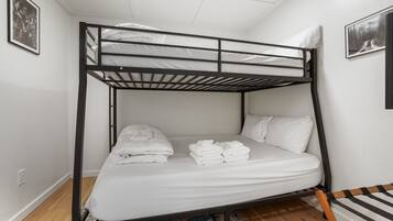 3 bedrooms, iron/ironing board, WiFi (free), bed sheets