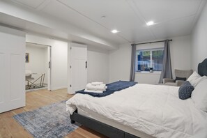 3 bedrooms, desk, iron/ironing board, free WiFi