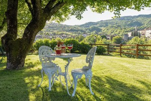 Outdoor dining - Private villa with pool, hot tub and garden in the Tuscan countryside (Castel Focognano)