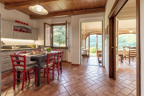 Dining - Private villa with pool, hot tub and garden in the Tuscan countryside (Castel Focognano)