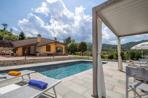 Outdoor pool - Private villa with pool, hot tub and garden in the Tuscan countryside (Castel Focognano)