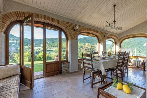 Private villa with pool, hot tub and garden in the Tuscan countryside
