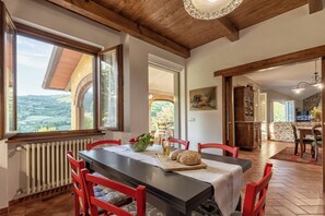 Dining - Private villa with pool, hot tub and garden in the Tuscan countryside (Castel Focognano)