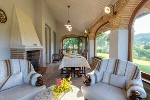 Dining - Private villa with pool, hot tub and garden in the Tuscan countryside (Castel Focognano)