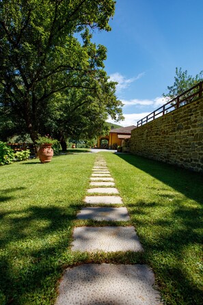 Property grounds - Private villa with pool, hot tub and garden in the Tuscan countryside (Castel Focognano)