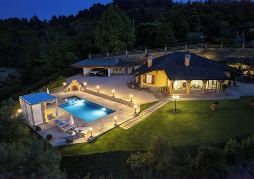 Private villa with pool, hot tub and garden in the Tuscan countryside