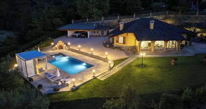 Private villa with pool, hot tub and garden in the Tuscan countryside
