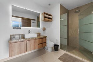 Douche, sèche-cheveux, serviettes fournies, savon