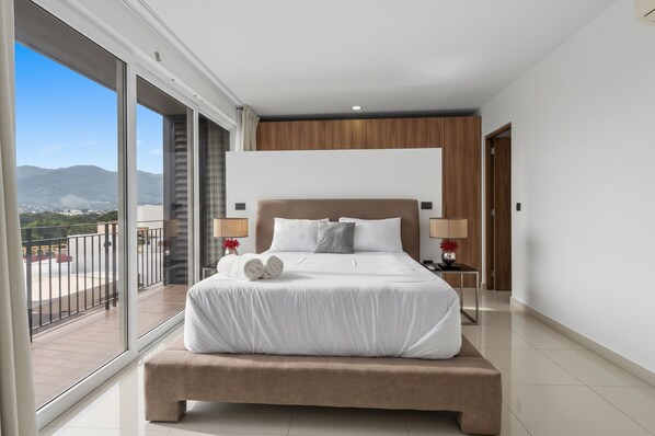Une chambre d’hôtel moderne avec un grand lit, un balcon et une vue sur la ville.