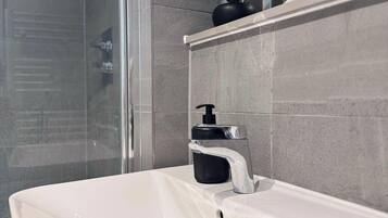 Apartment | Bathroom | Combined shower/bathtub, deep-soaking bathtub, towels
