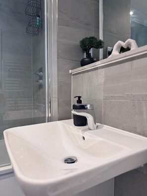 Appartement | Badkamer | Een bad/douchecombinatie, een diep bad, handdoeken
