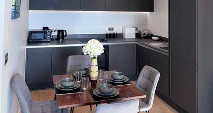 City Centre - 2-bed High Rise Apartment - Sleeps 4