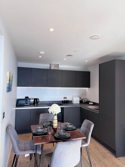 City Centre - 2-bed High Rise Apartment - Sleeps 4