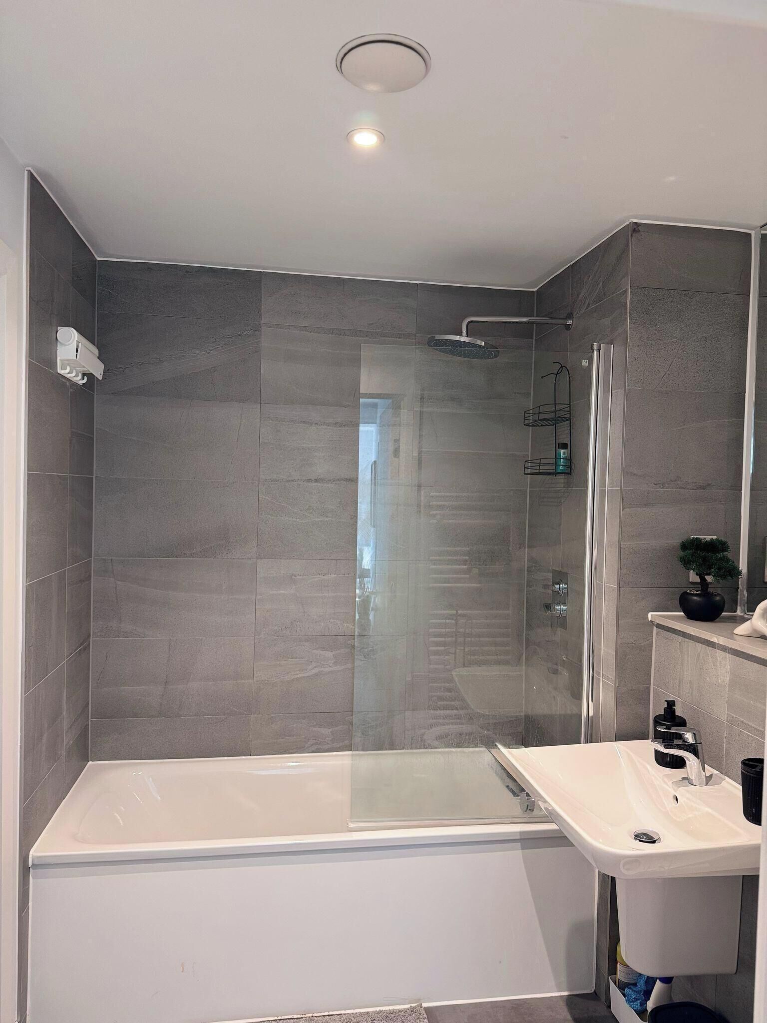 Apartment | Bathroom | Combined shower/tub, deep soaking tub, towels