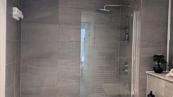 Apartment | Bathroom | Combined shower/bathtub, deep-soaking bathtub, towels