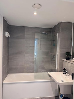 Apartment | Bathroom | Combined shower/bathtub, deep-soaking bathtub, towels - City Centre - 2-bed High Rise Apartment - Sleeps 4 (Manchester)