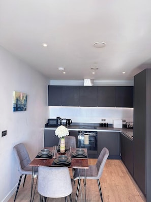 Apartamento | Cozinha privada | Geladeira, micro-ondas, fogão, cooktop