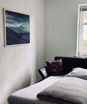 3 bedrooms, travel cot, free WiFi, bed sheets