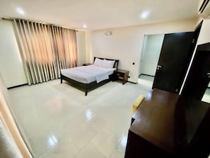 Classic Apartment, Balcony, City View - The Emem Apartment (Lagos)