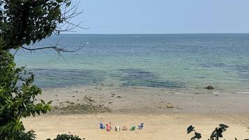 Ranta lähistöllä, rantapyyhkeitä