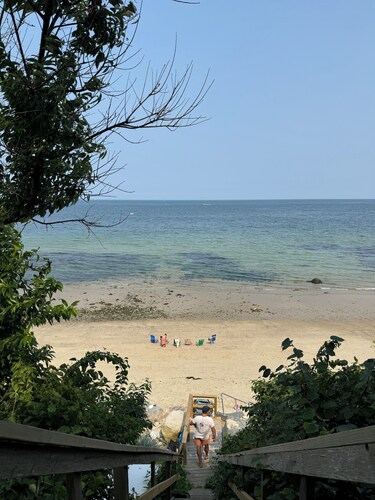 Cape Cod Bay Cottage - a charming 100 year old home, 4 min walk to the beach.