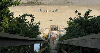 Cape Cod Bay Cottage - a charming 100 year old home, 4 min walk to the beach.