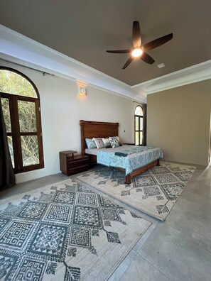 4 bedrooms, desk, iron/ironing board, WiFi