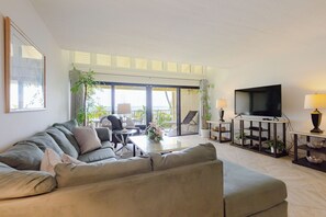 TV - Fabulous Florida Keys Oceanfront Townhouse #10 (Key Colony Beach)