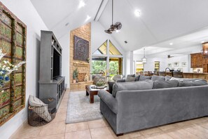 Casa, varias camas, acceso a la piscina, vistas a la piscina (The Haven) | Zona de estar | Televisión de pantalla plana de 65 pulgadas con canales digitales