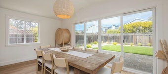 Seaside Home: Modern Retreat with Breathtaking Views and Beachside Charm