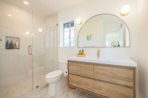 Een douche, een haardroger, handdoeken