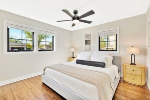 3 bedrooms, desk, iron/ironing board, travel cot - King Beds in Safe Area • Game Room • Patio & Grill (Wichita)