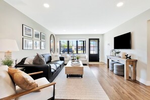 Smart TV, ping pong, books - King Beds in Safe Area • Game Room • Patio & Grill (Wichita)