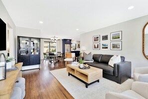 Smart TV, tavolo da ping pong, libri