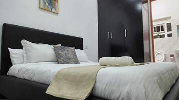 4 bedrooms, iron/ironing board, bed sheets