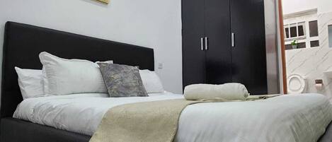 4 bedrooms, iron/ironing board, bed sheets