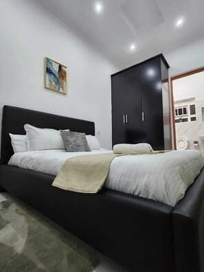 4 bedrooms, iron/ironing board, bed sheets