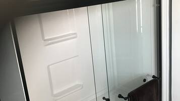 Suihku, pyyhkeet, vessapaperi