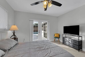 4 bedrooms, iron/ironing board, free WiFi, bed sheets - Oasis Pool Home less than 10 minutes from Beach (Pompano Beach)